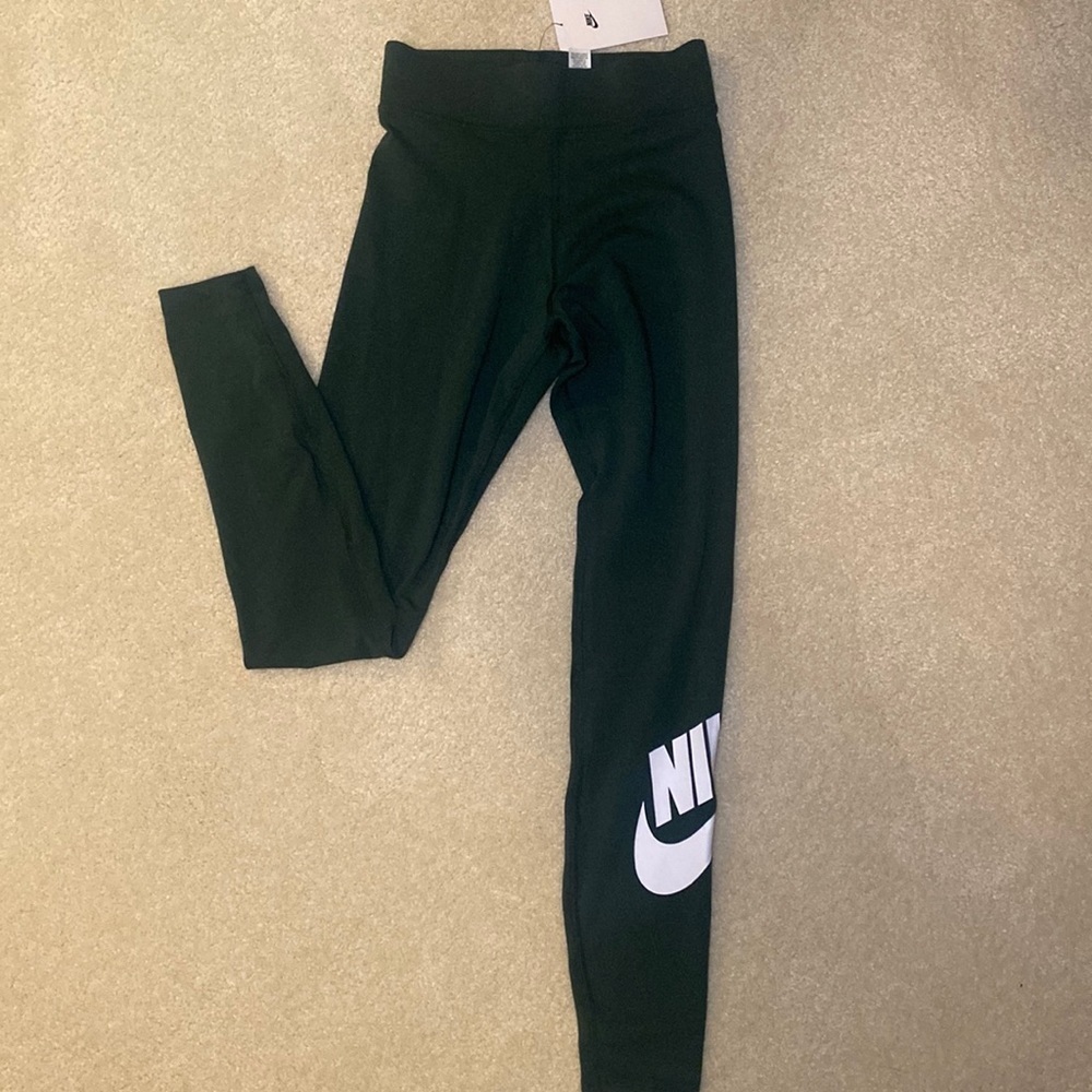 NWT Nike women’s high rise leggings in‎ size XS. Dark green with white lo…